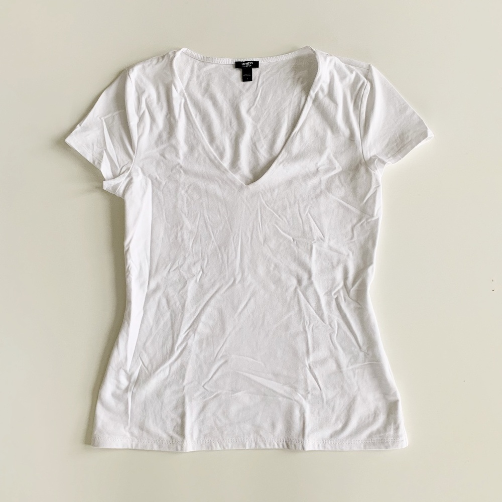 Express Body Contour V-Neck Top in White Size S